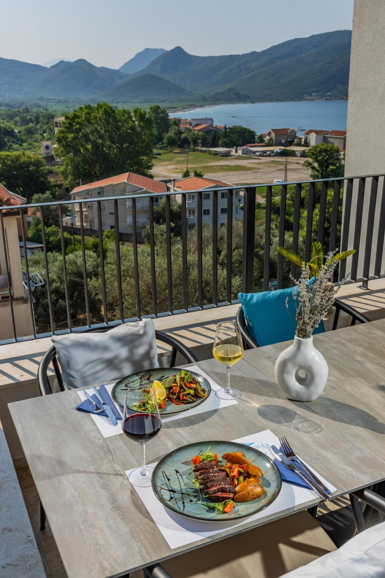 Hotel Aquilo Petrovac 외부 사진
